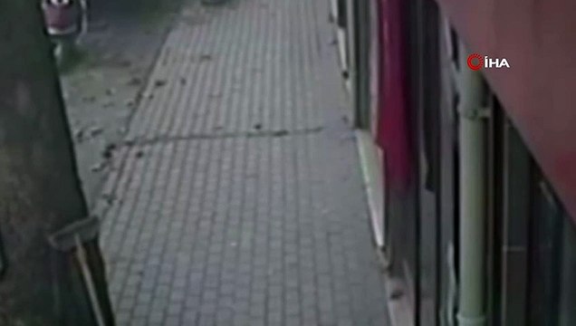 Yaşlı kadının bayrak sevgisi herkesi duygulandırdı...Yoldan geçerken gördüğü bayrağı böyle öptü