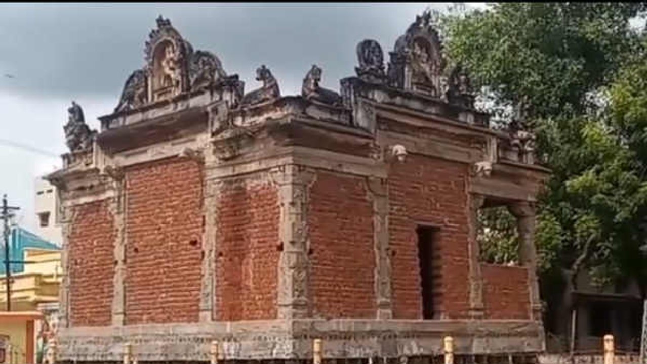 300 ஆண்டுகள் பழமையான சாவடி.. சொந்த செலவில் 6 அடிக்கு உயர்த்திய மக்கள்!