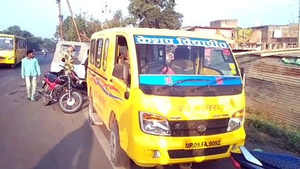 एरपोर्ट के सामने बीएसएफ के वाहन ने मारी स्कूल वाहन को टक्कर