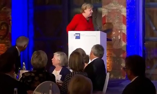 Merkel, kürsüye çıktığı esnada sendeleyerek yere düştü