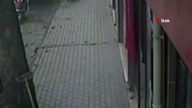 Yaşlı kadının bayrak sevgisi herkesi duygulandırdı...Yoldan geçerken gördüğü bayrağı böyle öptü