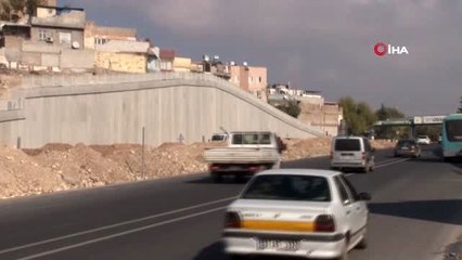 Seyir halindeki otomobilin üzerine parke taşı böyle düştü