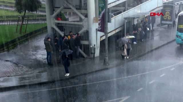 İstanbul'da lodos ve sağanak yağış etkili oluyor