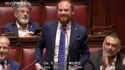 شاهد: في خطوة فريدة من نوعها .. نائب إيطالي يطلب يد صديقته داخل البرلمان