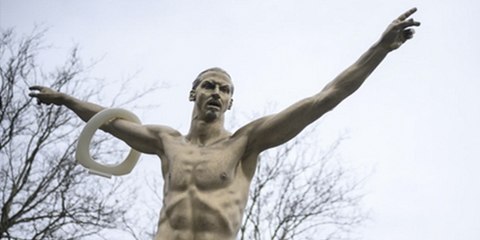 Los hinchas suecos del Malmo borran la sonrisa socarrona a Ibrahimovic por comprarse una parte de otro club: "¡Muere, gitano!"