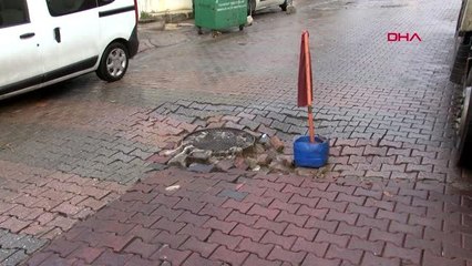 Yolda çökme oldu; rögar kapağına çarpan aracın hava yastıkları açıldı