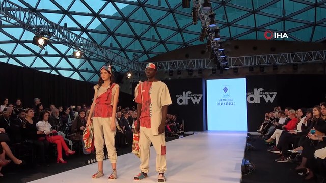 Fashion Week'te ünlü mankenler podyuma çıktı