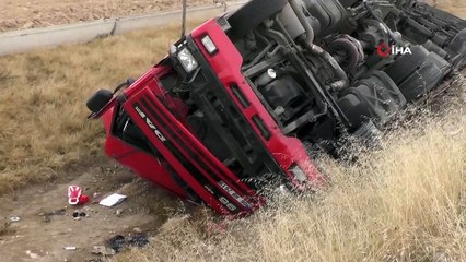 Kontrolden çıkan tır şarampole yuvarlandı: 1 yaralı