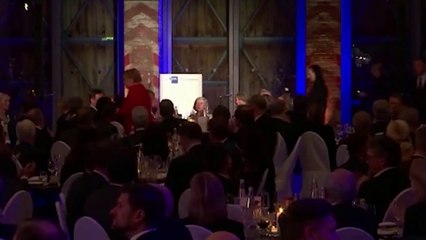 Angela Merkel inciampa e scherza: "Non ho visto le scale"