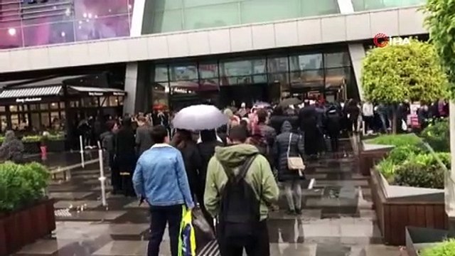 Kara Cuma izdihamı: Sel çıksa, felaket gelse buradayım