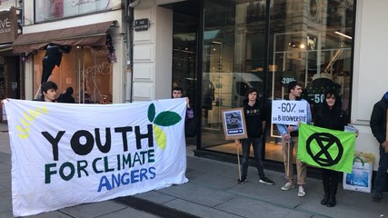 Action d'Extinction Rébellion devant l'enseigne Bershka