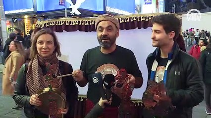 Times Meydanı'nda Karagöz-Hacivat gösterisi