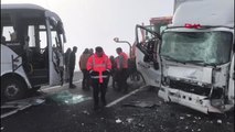 Kars'ta sis nedeniyle zincirleme kaza 16 yaralı