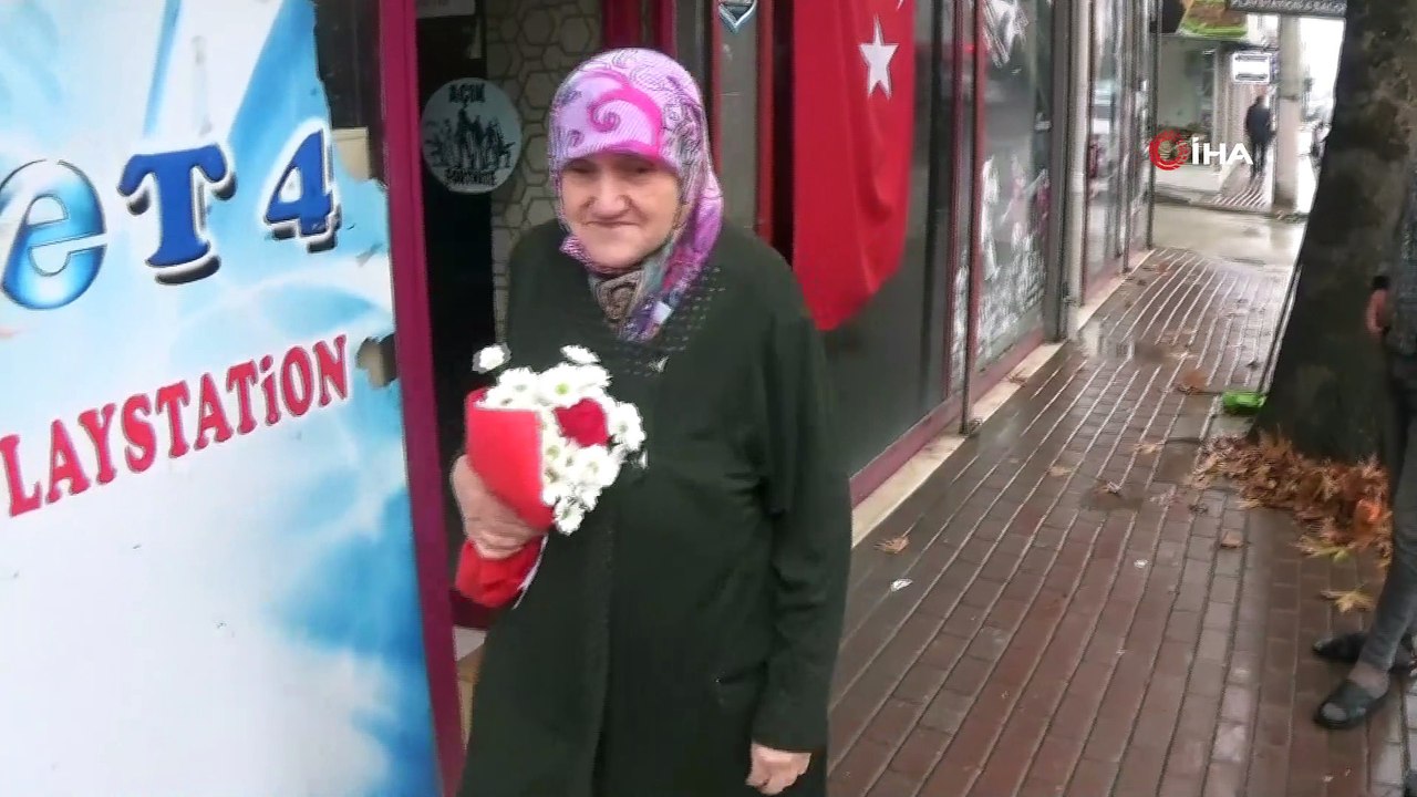 Bayrak sevgisi ile gündem olan Nadire Nine: 'Bayrak benim millî gururum'