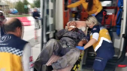 Odun keserken kendi boğazını kesti