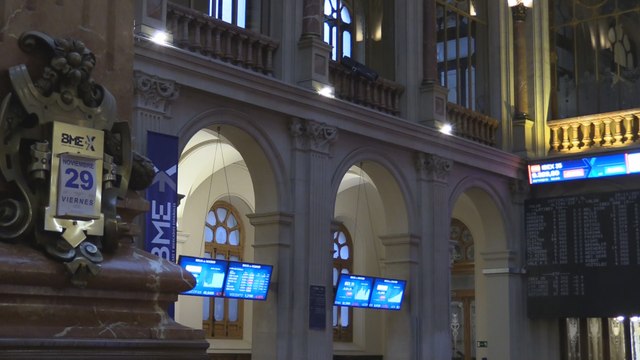 El Ibex 35 abre a la baja pero mantiene las ganancias de la semana y del mes