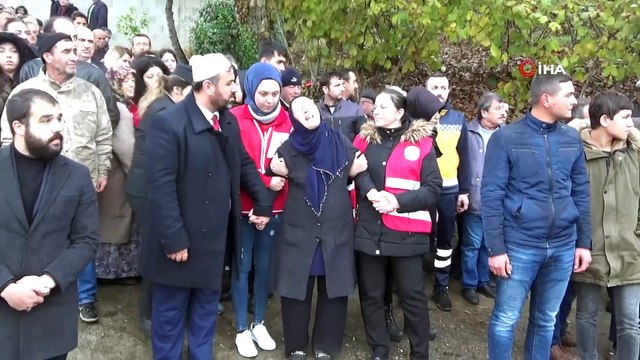 Şehit düşen oğlunun tabutuna sarılıp, “Gitme” diye ağladı