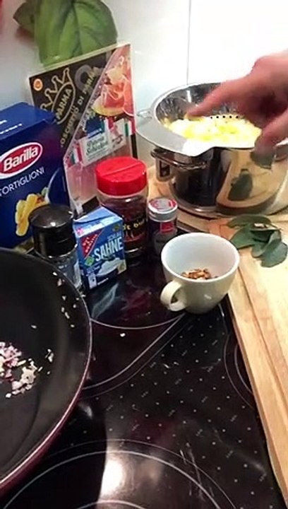 Klaus kocht Italienisch und schneidet Zwiebel Kurzclip