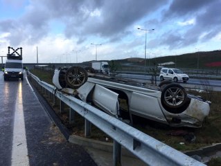 Lüks otomobil takla atıp ters döndü: 2 ağır yaralı