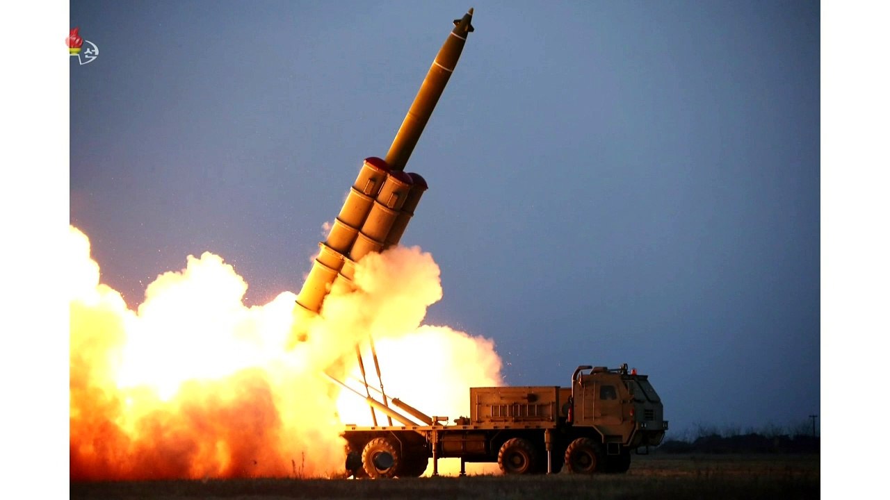 Líder norcoreano Kim Jong Un supervisó el test de un "lanzador de misiles múltiple"