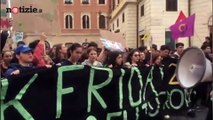 Fridays For Future, da Roma a Milano: tutta l'Italia in strada per il clima | Notizie.it