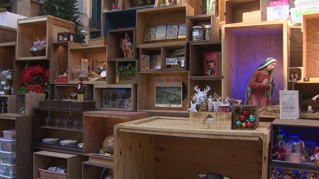 El belén de Barcelona representa un trastero con recuerdos navideños