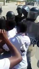 Haiti'de ABD konsolosluğu önünde eylem