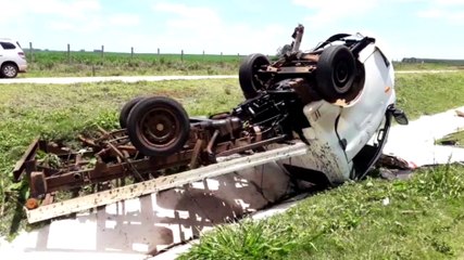 Caminhão baú capota na BR-163 e um fica ferido