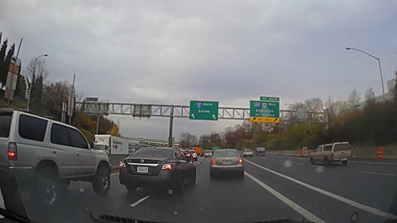 Une voiture avec un problème de frein arrive à fond dans des bouchons