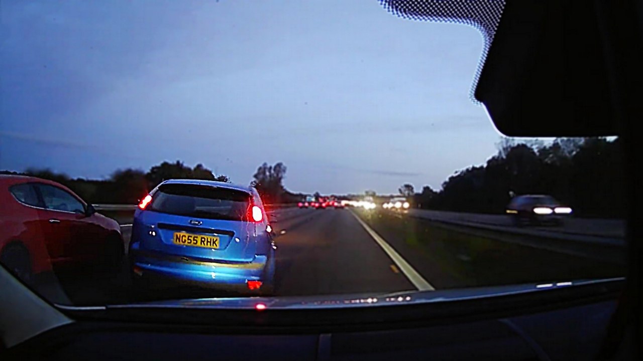 Il change de voie sans regarder et s'encastre tout seul dans la glissière de sécurité