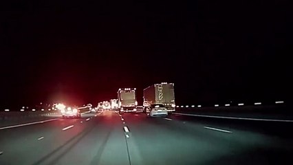 Il se croit dans Fast and Furious et tente de passer entre deux camions