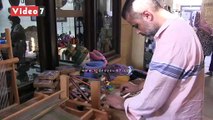 مهندس وزملائه يصممون ألة نول صناعة مصرية لتصميم النسيج
