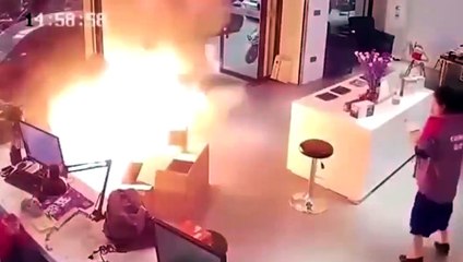 Vídeo viral: Momento en el que explota la batería de un coche eléctrico mientras se cargaba en una tienda
