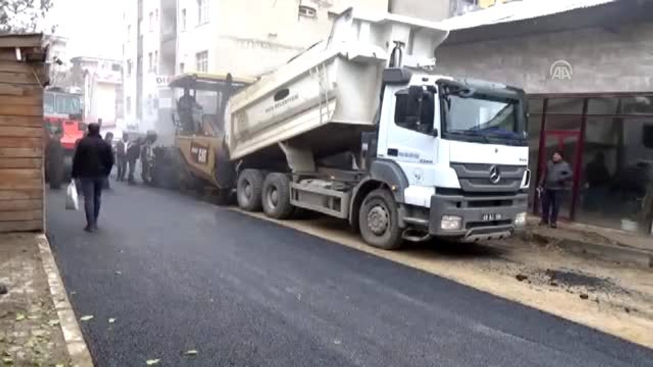 Alt yapısı tamamlanan yolları asfaltlama devam ediyor