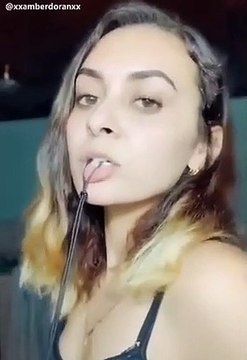 Ce qu'elle peut faire avec sa langue est incroyable