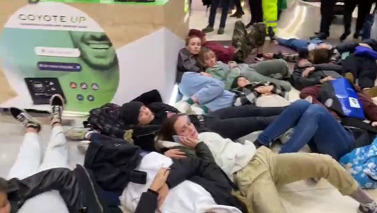 Youth4Climate Annecy : happening contre le Black Friday dans la galerie commerciale Courier