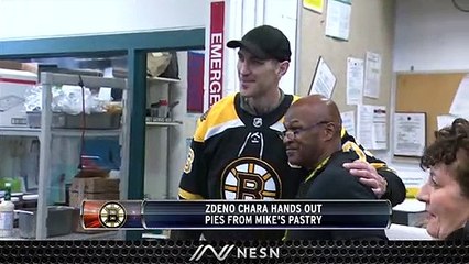 Скачать видео: Bruins Captain Zdeno Chara Spends Thanskgiving Passing Out Pies