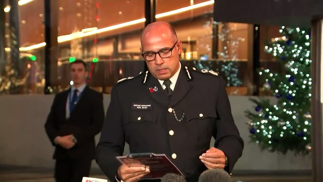 Police on London Bridge 'terrorist incident'