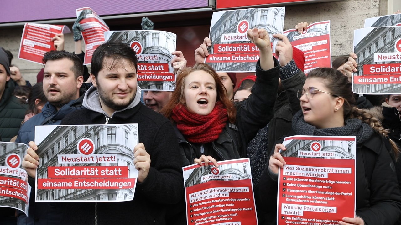 Flashmob vor der SPÖ-Zentrale: 'Es ist eine Riesen-Schweinerei'