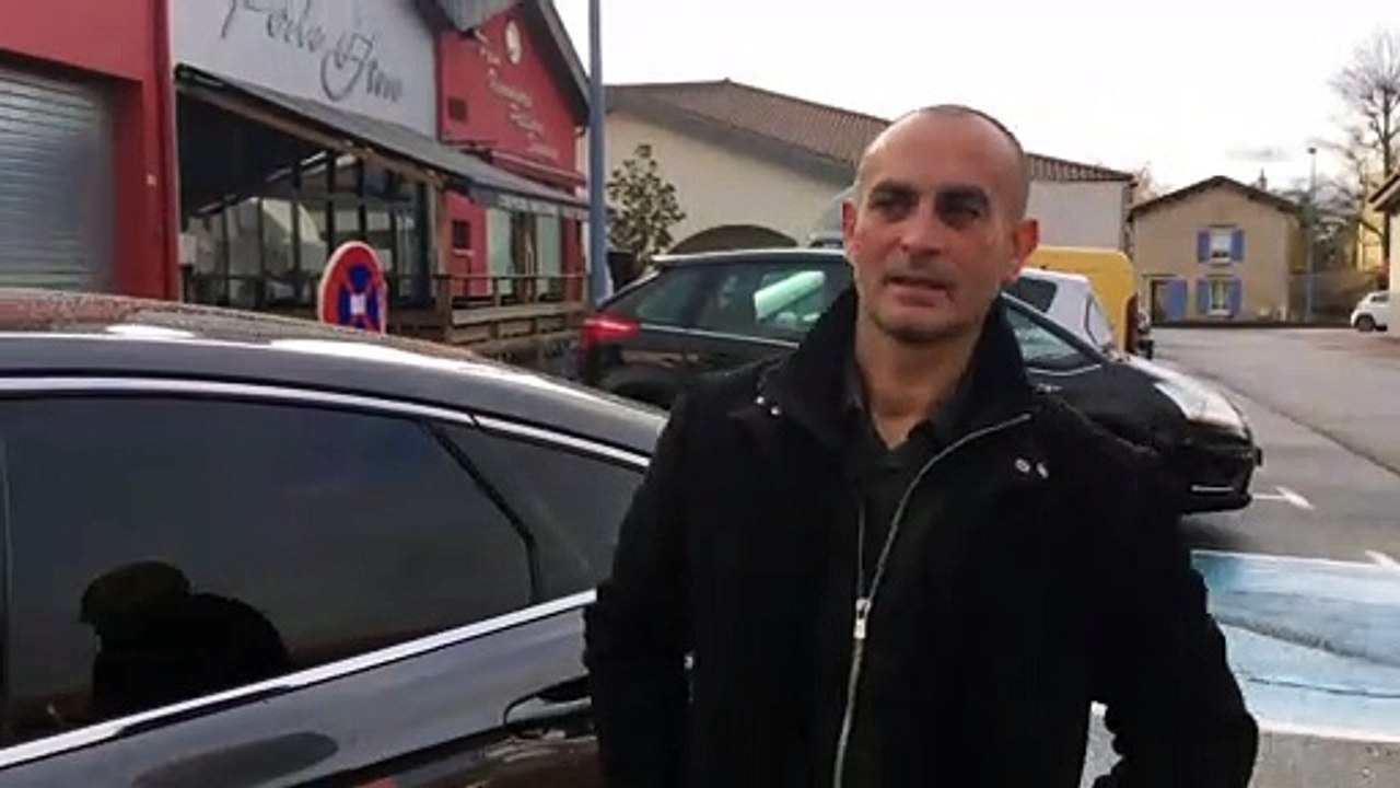 David Terrasse, unique chauffeur VTC à Feurs, s'est positionné sur une prestation de qualité. De la tenue vestimentaire à l'attitude, en passant par les petites attentions envers les clients.