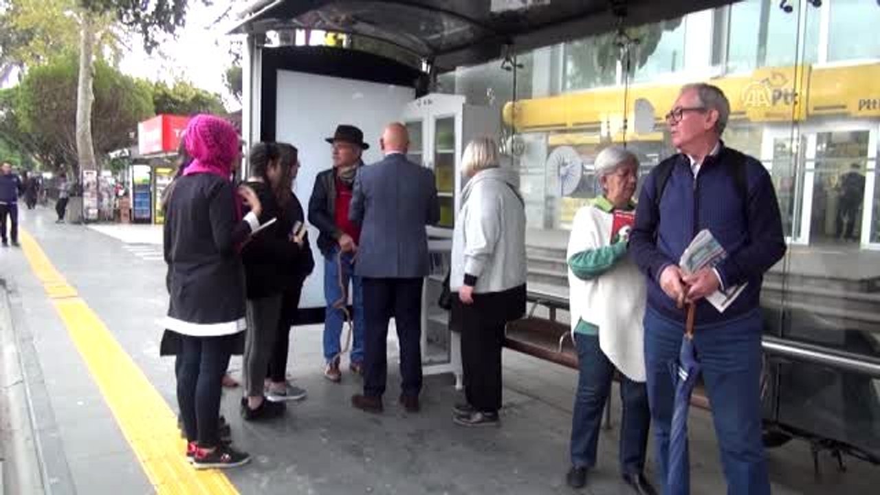 Kitap okuma alışkanlığı için otobüslerde okuma etkinliği düzenlendi
