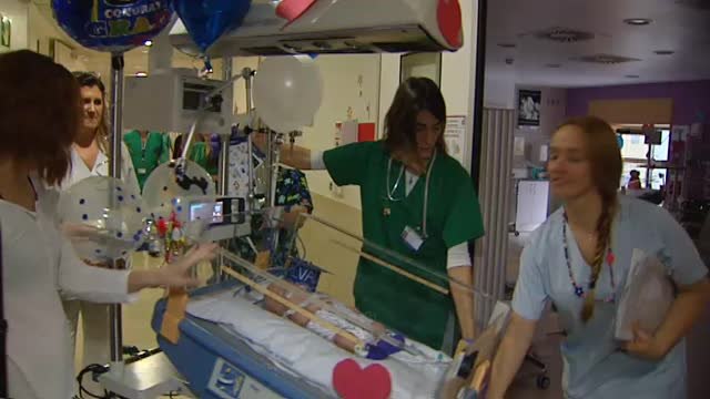 Salvador se gradúa: la fiesta que homenajea a los padres de un prematuro