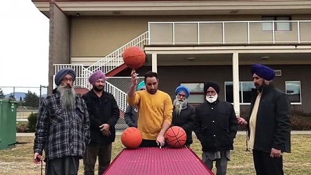 Basketball : il fait tourner 3 ballons en équilibre sur sa bouche et ses mains !