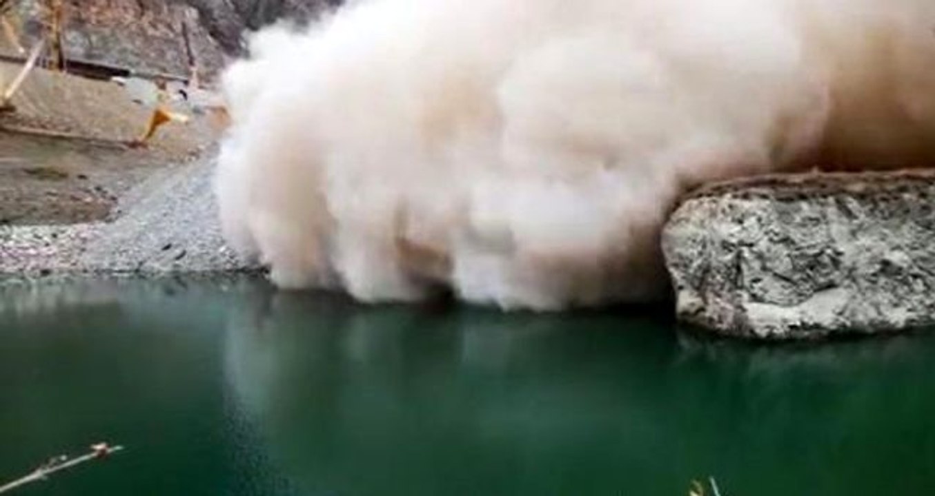 Dev kayalar baraja düştü! Heyelan anı kameralara böyle yansıdı