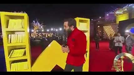 أحمد فهمي بإطلالة من السبعينيات بمهرجان القاهرة