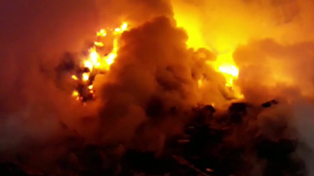 나주 폐목재 공장서 불...12시간 넘게 진화 작업 / YTN