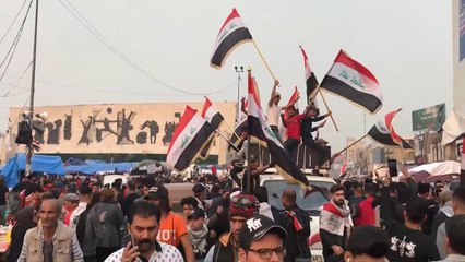 أجواء من الفرحة بين المعتصمين في العراق بإعلان استقالة عبد المهدي