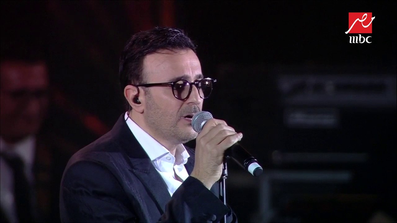 صابر الرباعي يغني " اتحدى العالم" على مسرح أبو بكر سالم