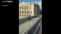 فيديو: هكذا سيطرت مجموعة من المشاة على منفذ عملية الطعن على جسر لندن