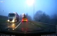 Ce chauffeur de camion a oublié qu'il transportait une pelleteuse en passant sous le pont